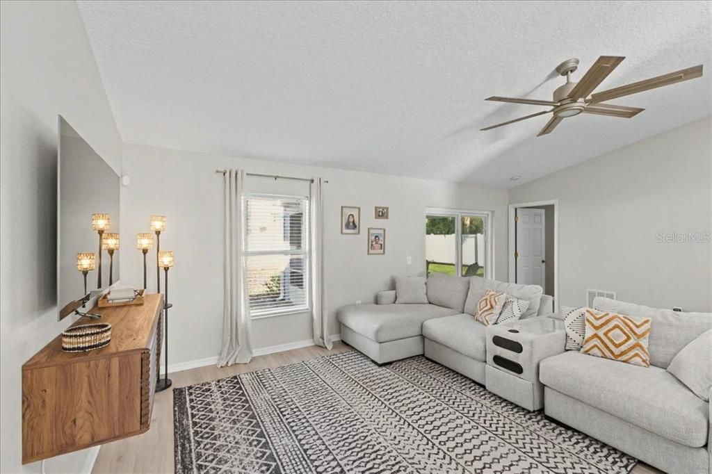 Activo con contrato: $374,900 (4 camas, 2 baños, 1852 Pies cuadrados)