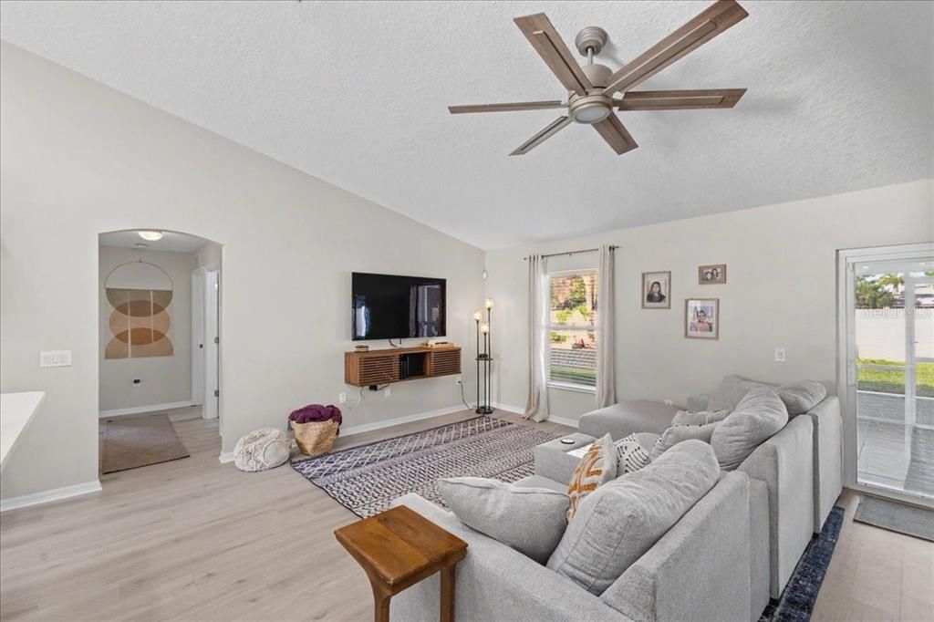 Activo con contrato: $374,900 (4 camas, 2 baños, 1852 Pies cuadrados)
