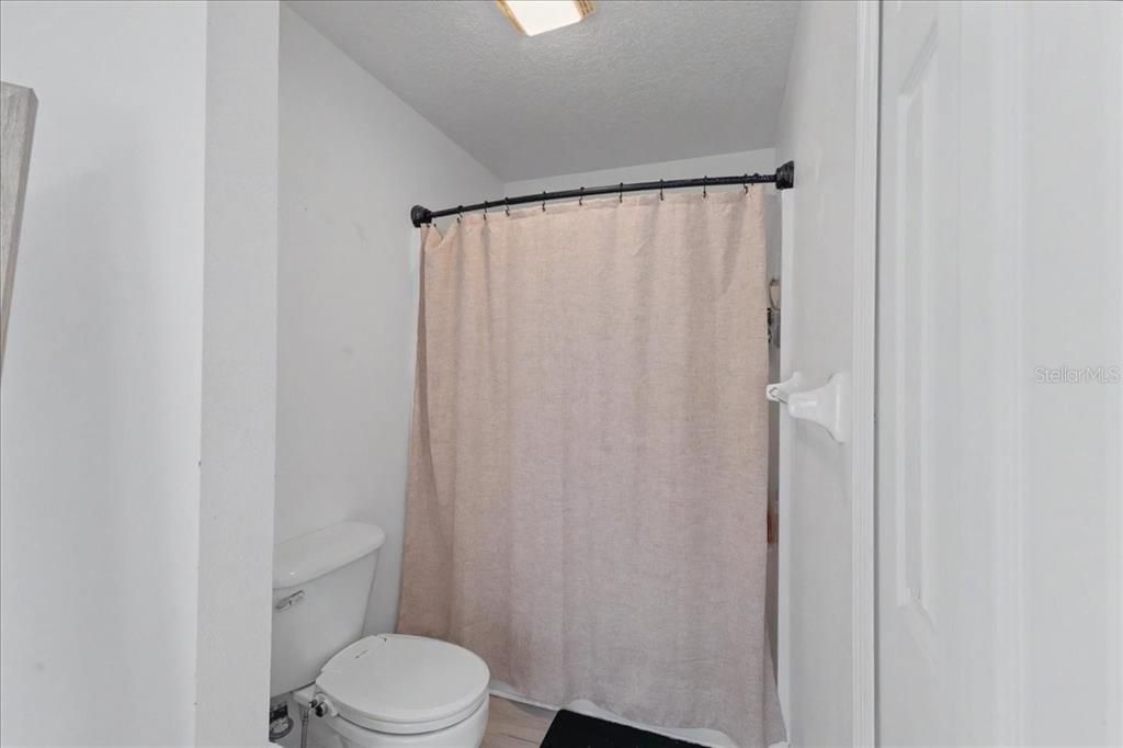 Activo con contrato: $374,900 (4 camas, 2 baños, 1852 Pies cuadrados)