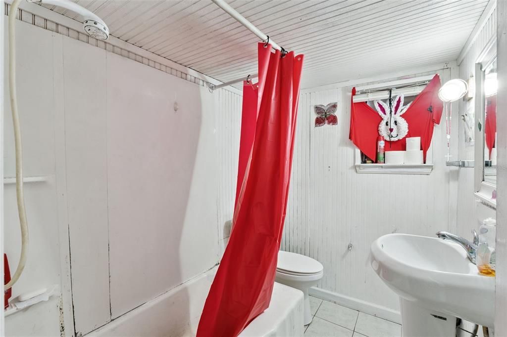 Activo con contrato: $240,000 (3 camas, 2 baños, 1792 Pies cuadrados)