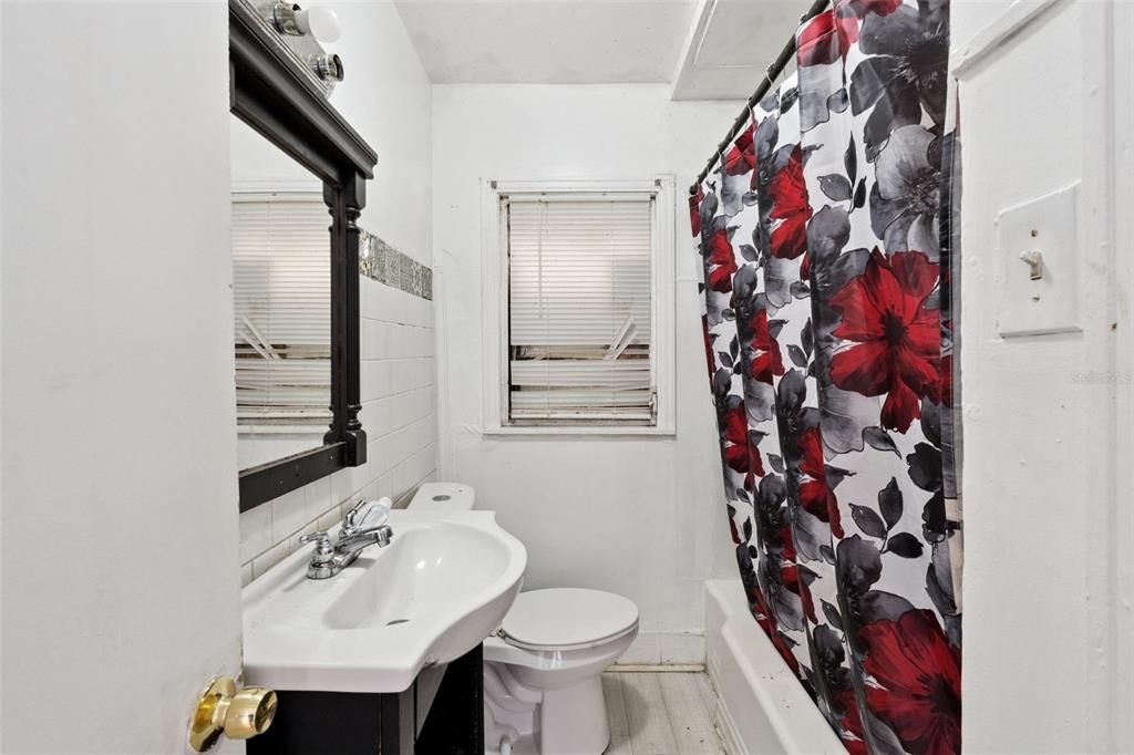 Activo con contrato: $240,000 (3 camas, 2 baños, 1792 Pies cuadrados)