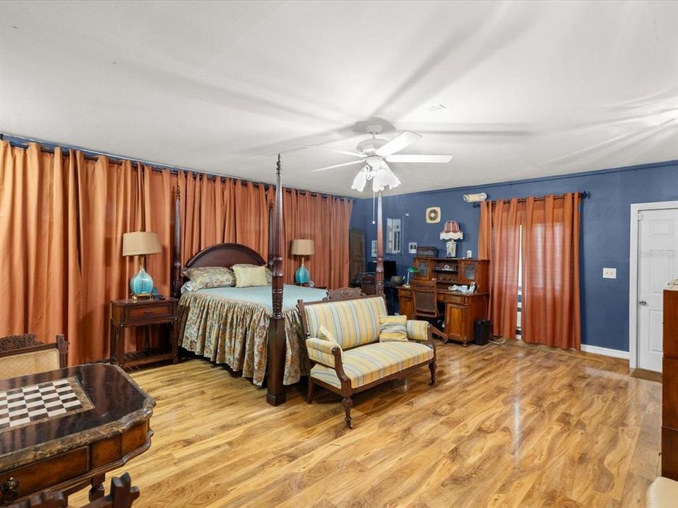 For Sale: $1,250,000 (5 beds, 4 baths, 3954 Square Feet)
