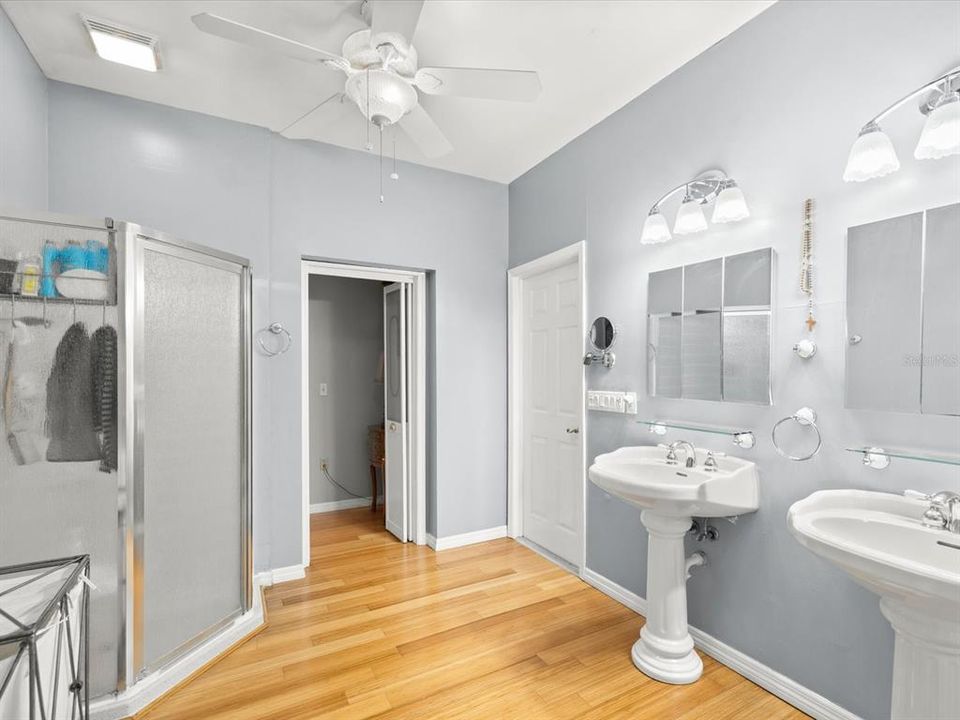 For Sale: $1,250,000 (5 beds, 4 baths, 3954 Square Feet)