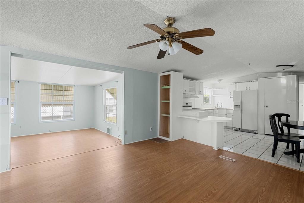 For Sale: $99,900 (2 beds, 1 baths, 798 Square Feet)