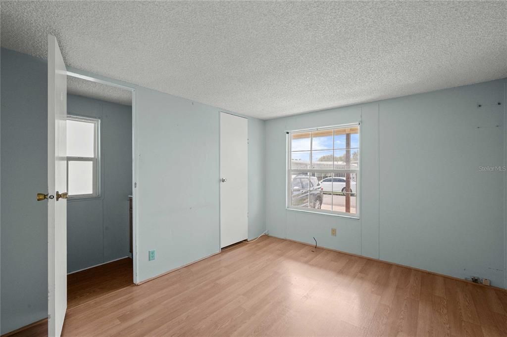 For Sale: $99,900 (2 beds, 1 baths, 798 Square Feet)