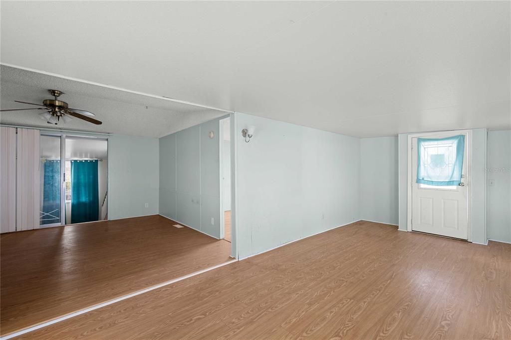 For Sale: $99,900 (2 beds, 1 baths, 798 Square Feet)