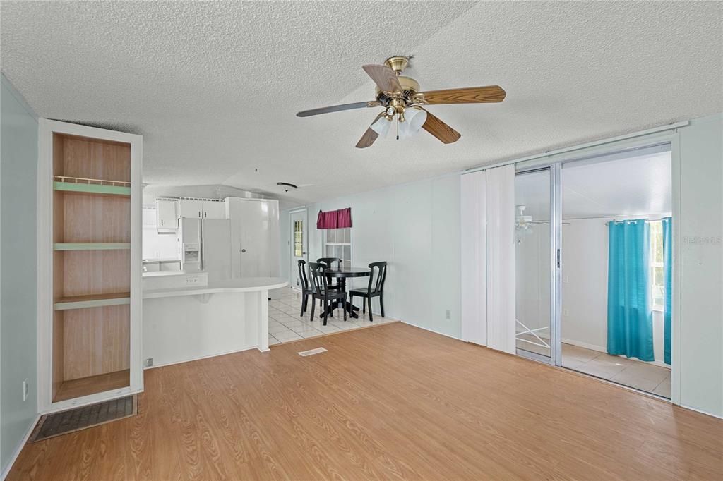 For Sale: $99,900 (2 beds, 1 baths, 798 Square Feet)