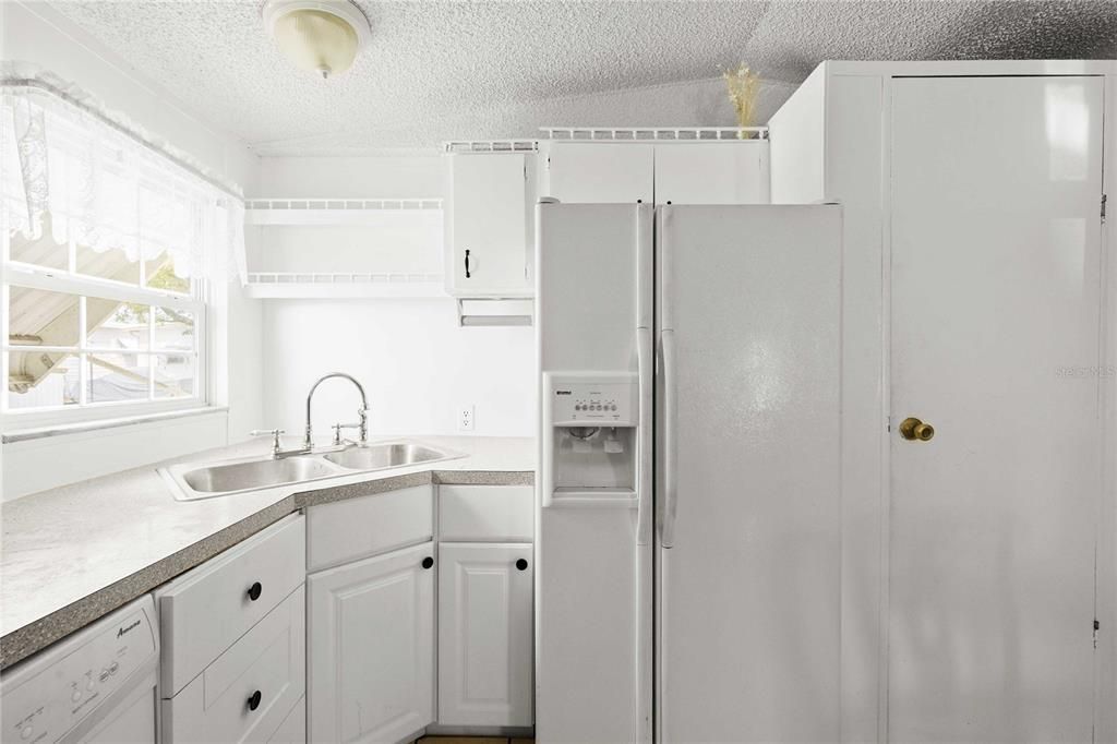 For Sale: $99,900 (2 beds, 1 baths, 798 Square Feet)