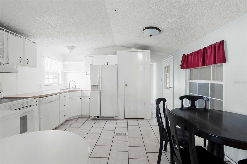 For Sale: $99,900 (2 beds, 1 baths, 798 Square Feet)