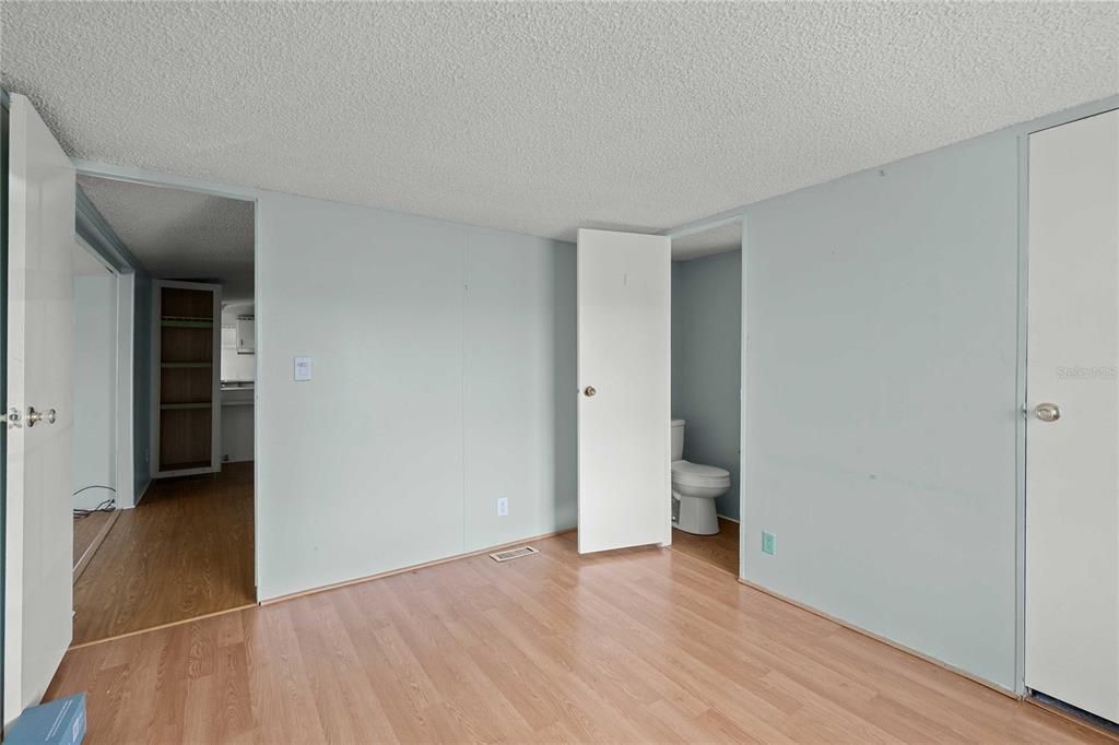 For Sale: $99,900 (2 beds, 1 baths, 798 Square Feet)