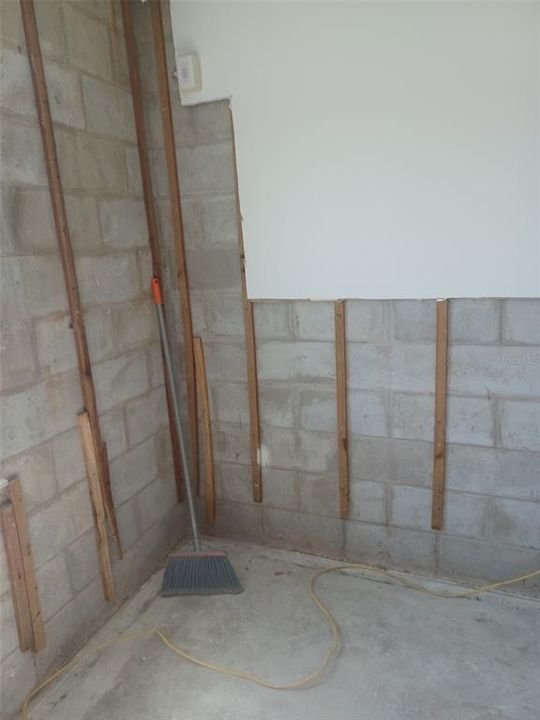 For Sale: $75,000 (1 beds, 1 baths, 747 Square Feet)