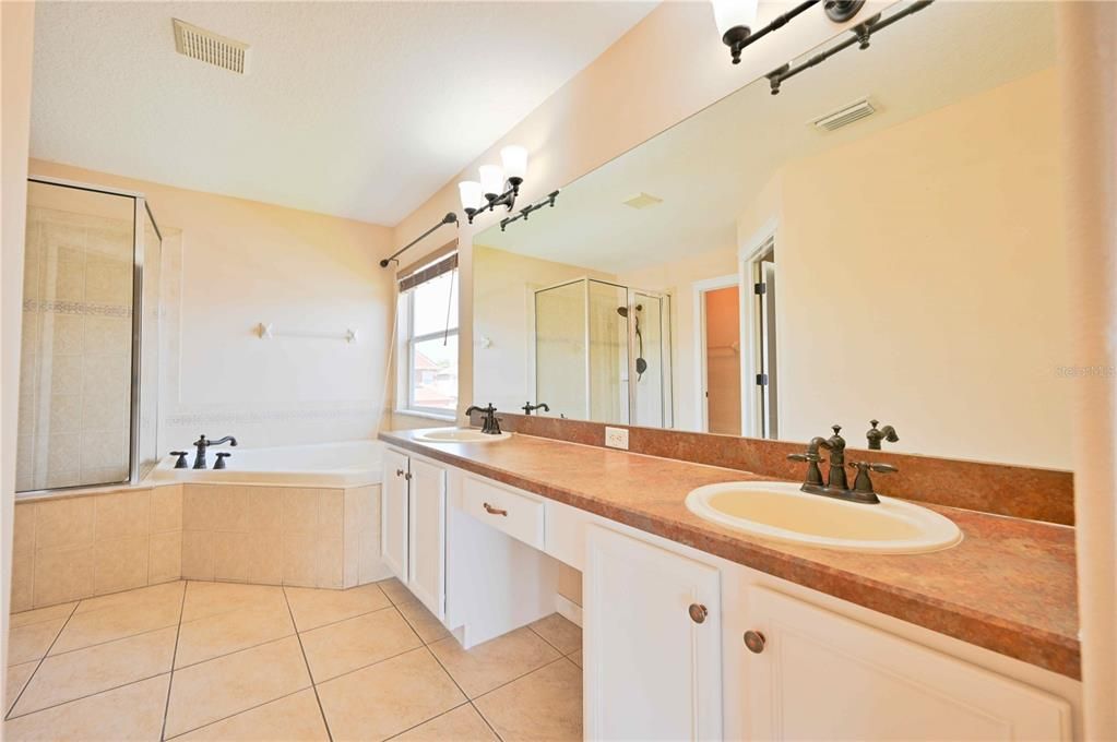 Active With Contract: $549,900 (4 beds, 2 baths, 2752 Square Feet)