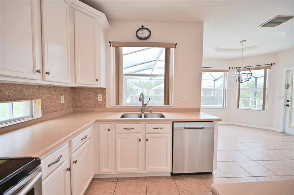 Active With Contract: $549,900 (4 beds, 2 baths, 2752 Square Feet)