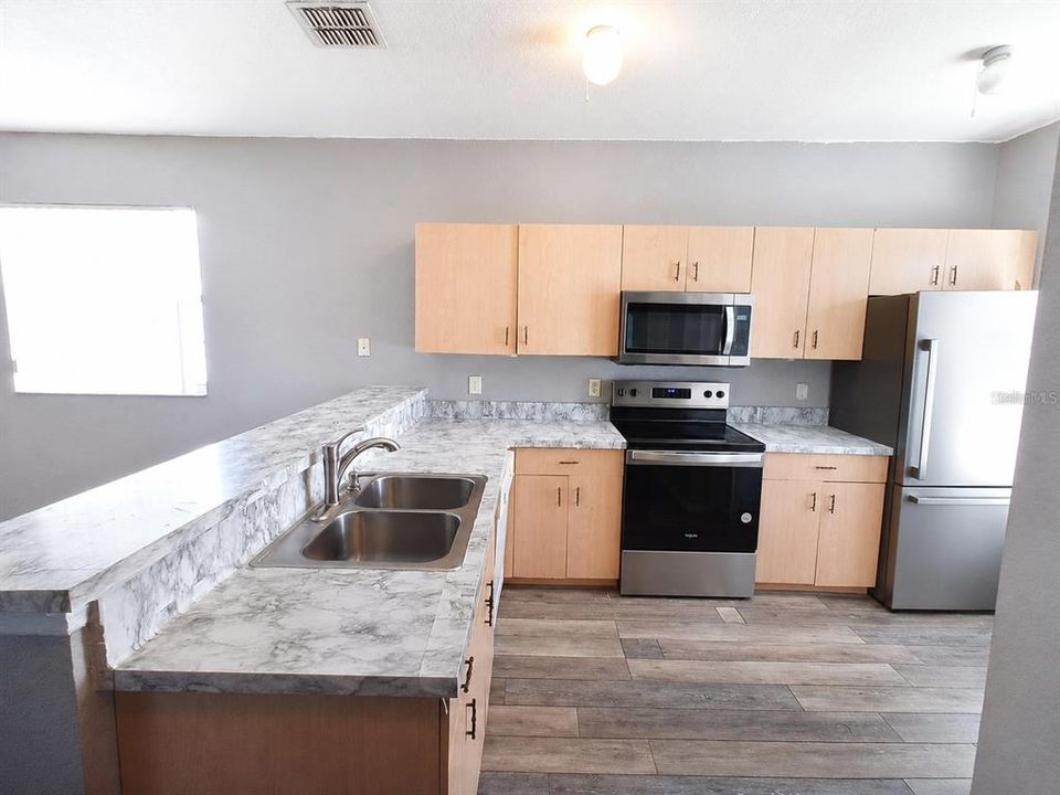 For Sale: $139,900 (2 beds, 2 baths, 981 Square Feet)