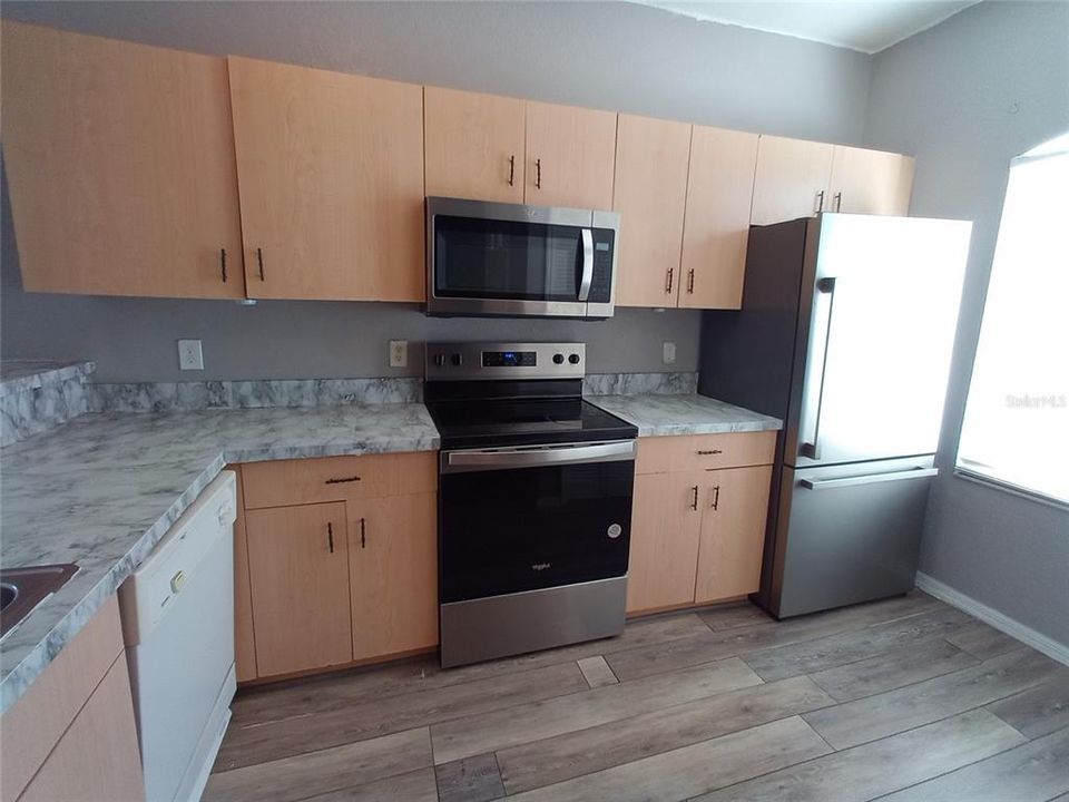For Sale: $139,900 (2 beds, 2 baths, 981 Square Feet)