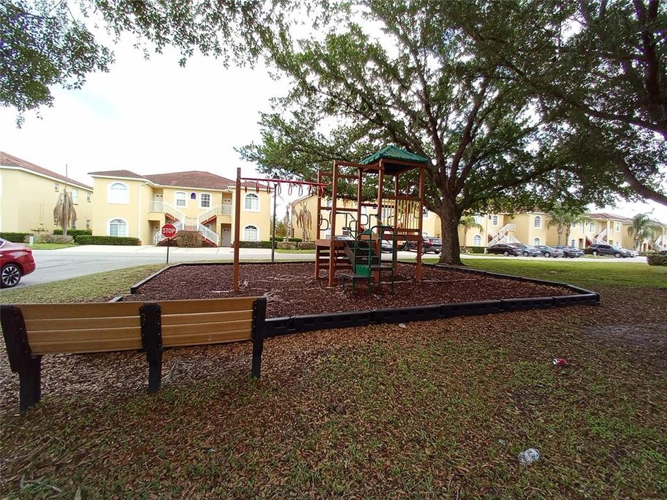 For Sale: $139,900 (2 beds, 2 baths, 981 Square Feet)