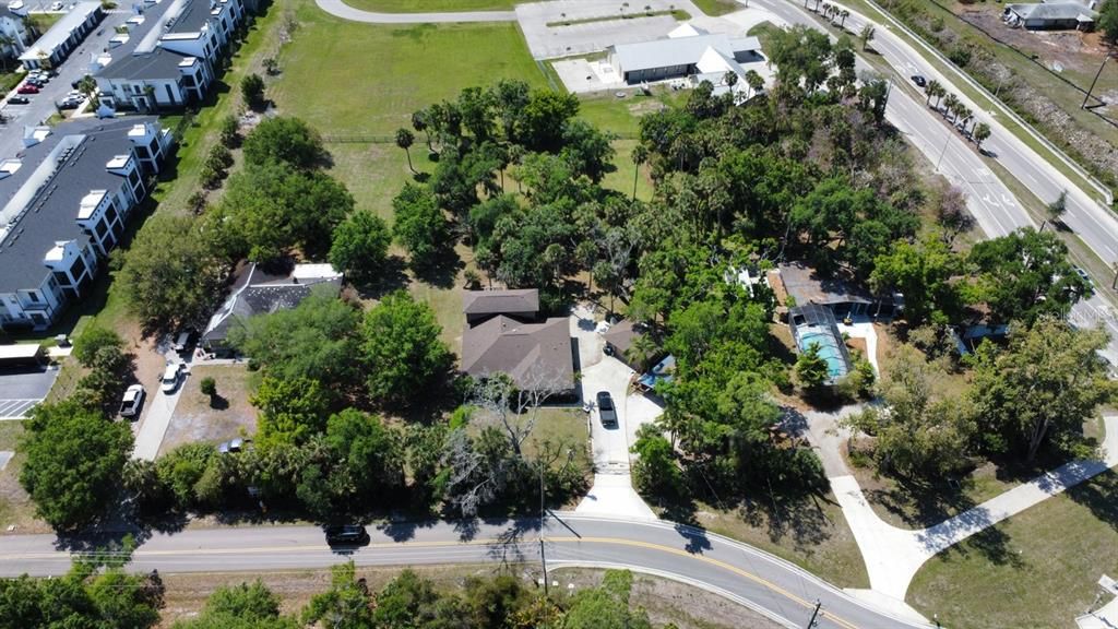 待售: $975,000 (1.04 acres)