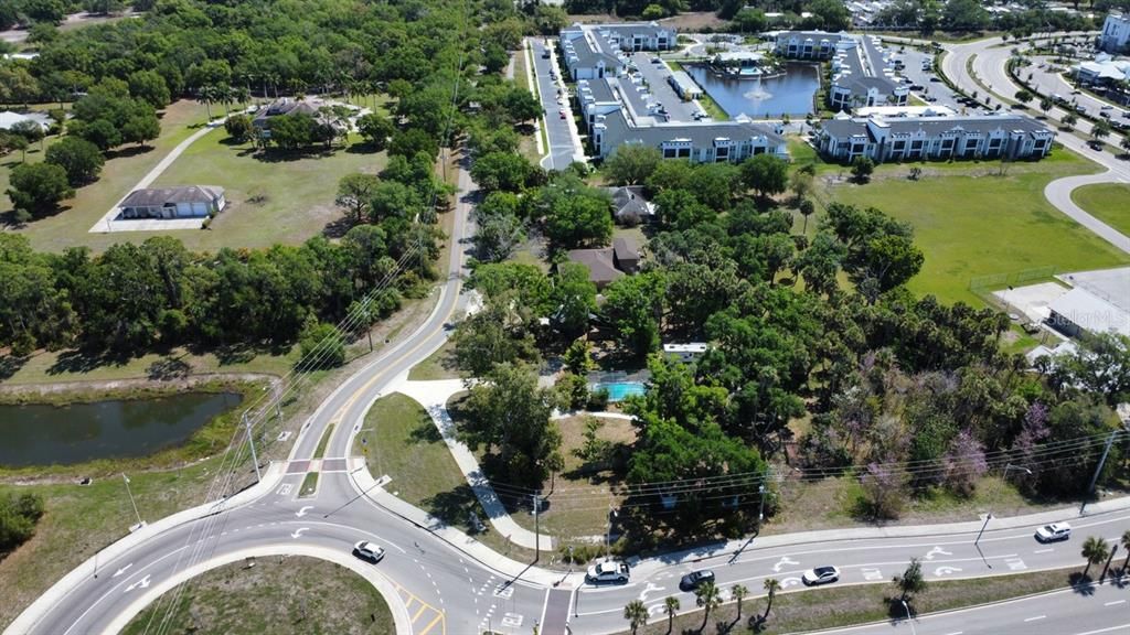 待售: $975,000 (1.04 acres)
