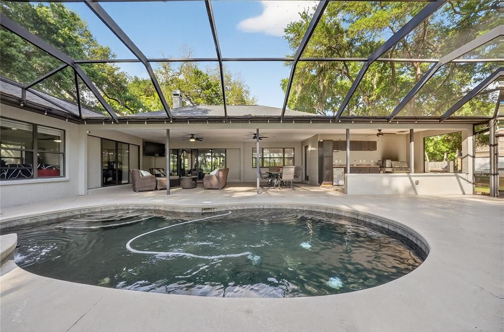 Activo con contrato: $699,900 (4 camas, 2 baños, 2891 Pies cuadrados)