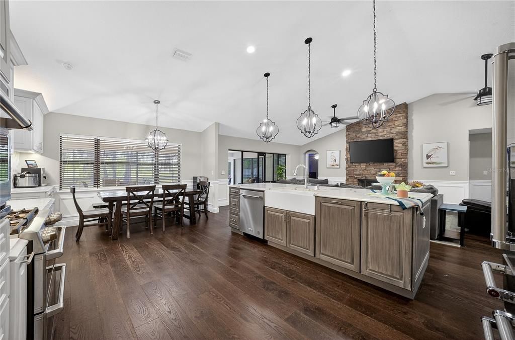 Activo con contrato: $699,900 (4 camas, 2 baños, 2891 Pies cuadrados)