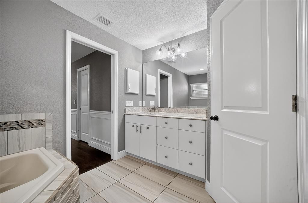 Activo con contrato: $699,900 (4 camas, 2 baños, 2891 Pies cuadrados)