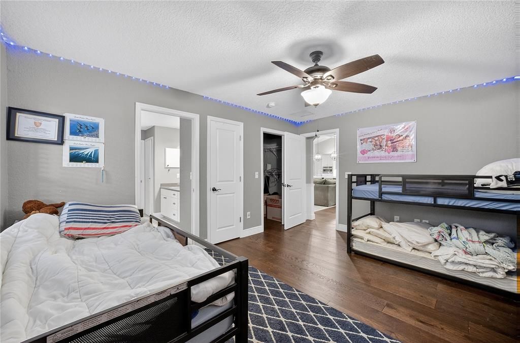 Activo con contrato: $699,900 (4 camas, 2 baños, 2891 Pies cuadrados)