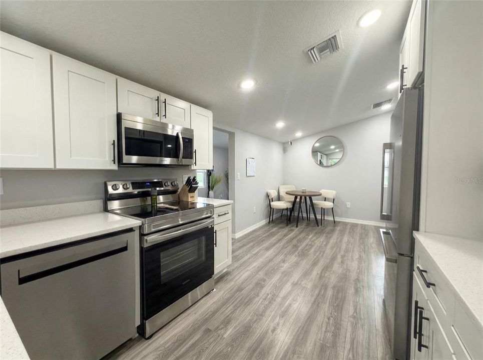 For Sale: $284,900 (2 beds, 2 baths, 850 Square Feet)