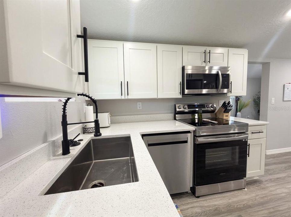 For Sale: $284,900 (2 beds, 2 baths, 850 Square Feet)