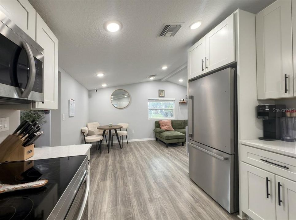 For Sale: $284,900 (2 beds, 2 baths, 850 Square Feet)