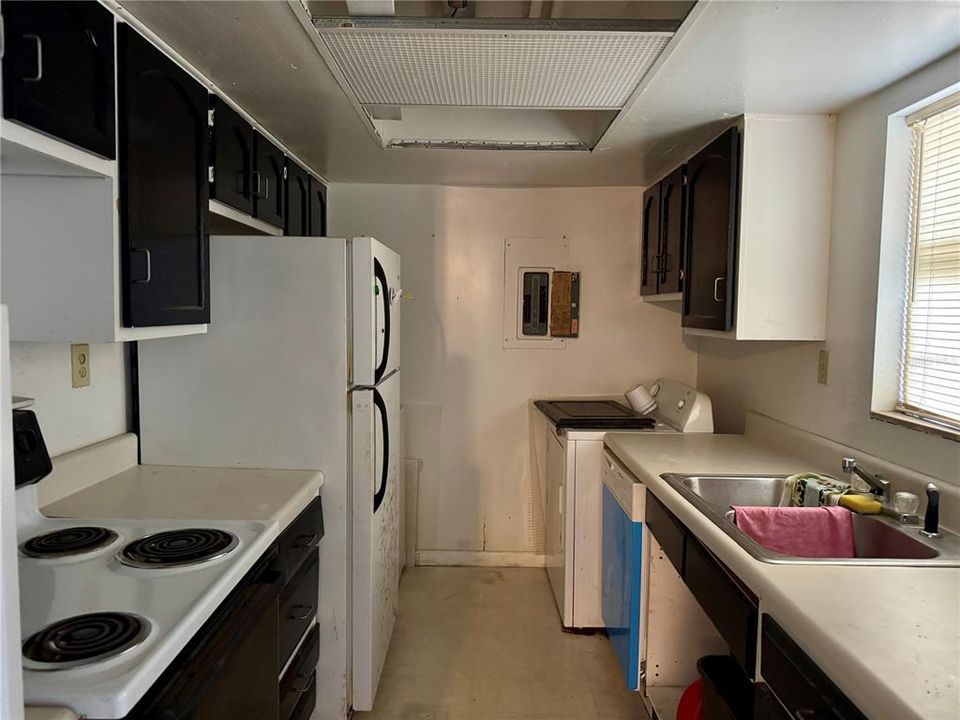 合同活跃: $65,900 (3 贝兹, 2 浴室, 1198 平方英尺)