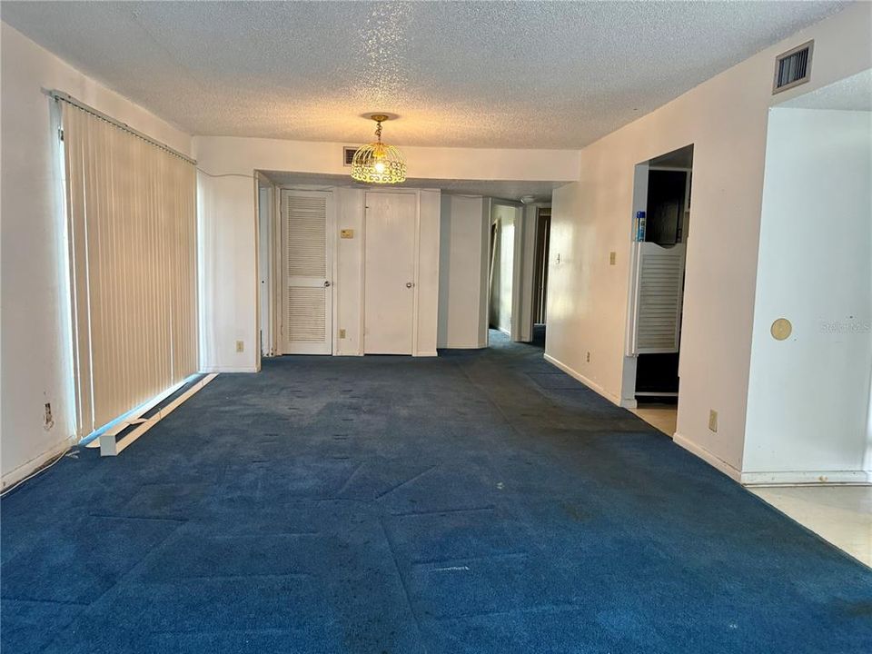 合同活跃: $65,900 (3 贝兹, 2 浴室, 1198 平方英尺)