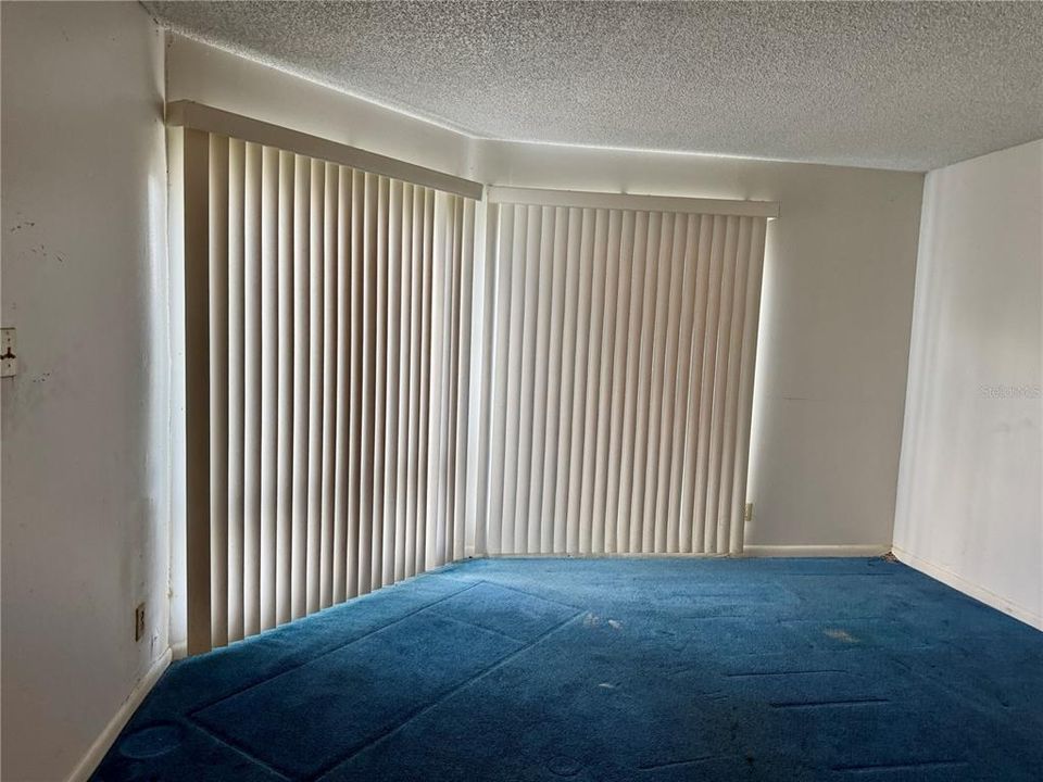 合同活跃: $65,900 (3 贝兹, 2 浴室, 1198 平方英尺)