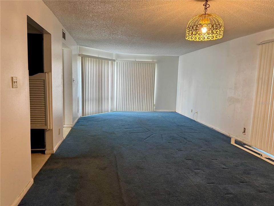 合同活跃: $65,900 (3 贝兹, 2 浴室, 1198 平方英尺)