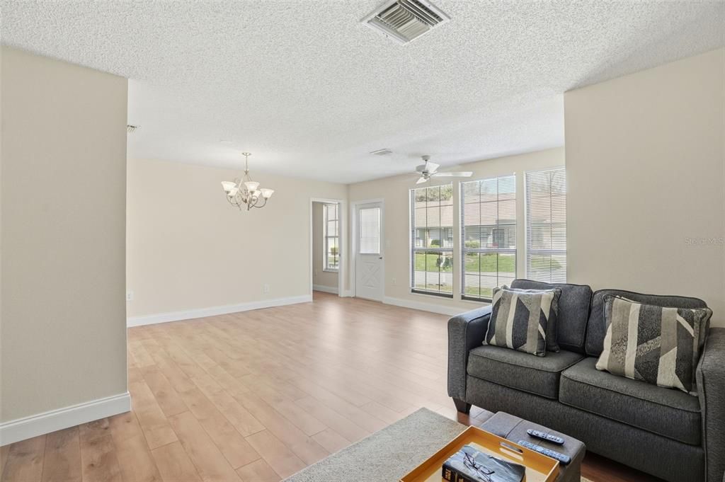 待售: $239,000 (2 贝兹, 2 浴室, 1054 平方英尺)