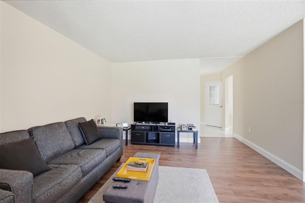 待售: $239,000 (2 贝兹, 2 浴室, 1054 平方英尺)