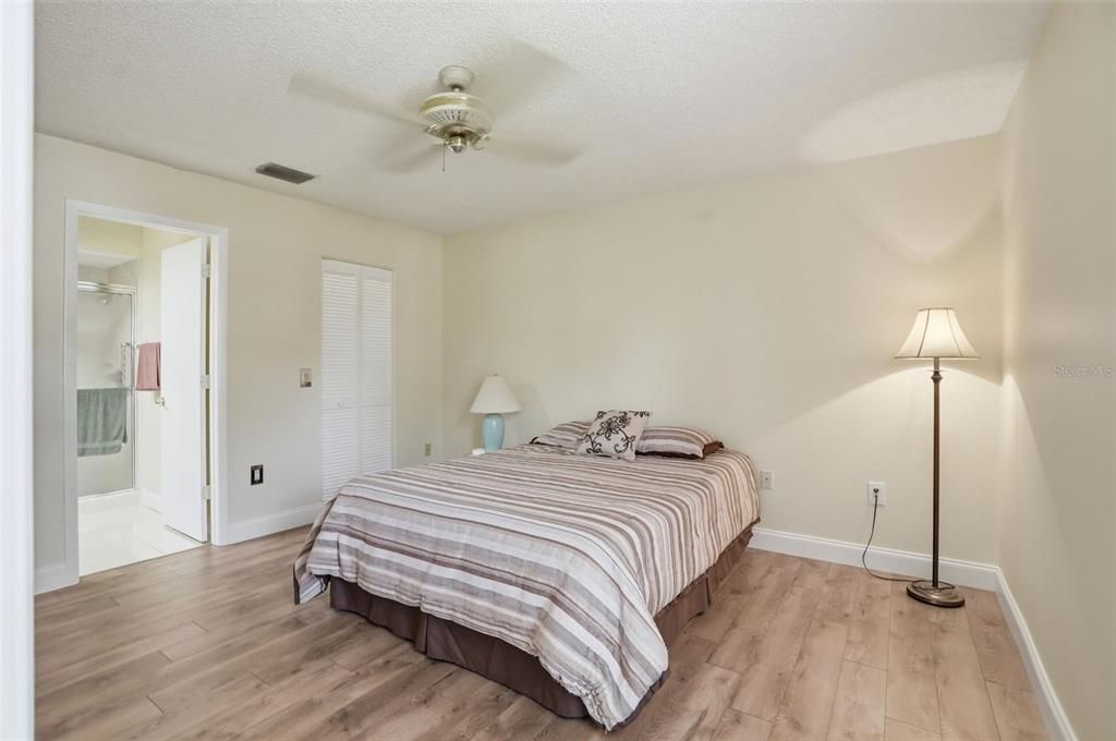 待售: $239,000 (2 贝兹, 2 浴室, 1054 平方英尺)