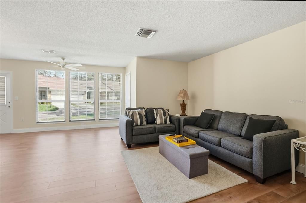 待售: $239,000 (2 贝兹, 2 浴室, 1054 平方英尺)