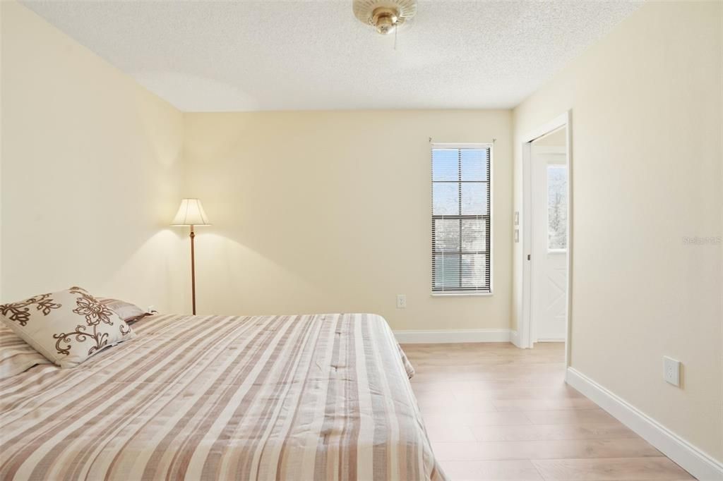 待售: $239,000 (2 贝兹, 2 浴室, 1054 平方英尺)