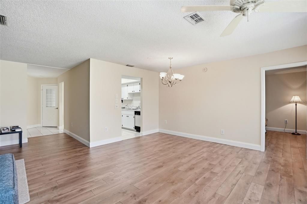 待售: $239,000 (2 贝兹, 2 浴室, 1054 平方英尺)