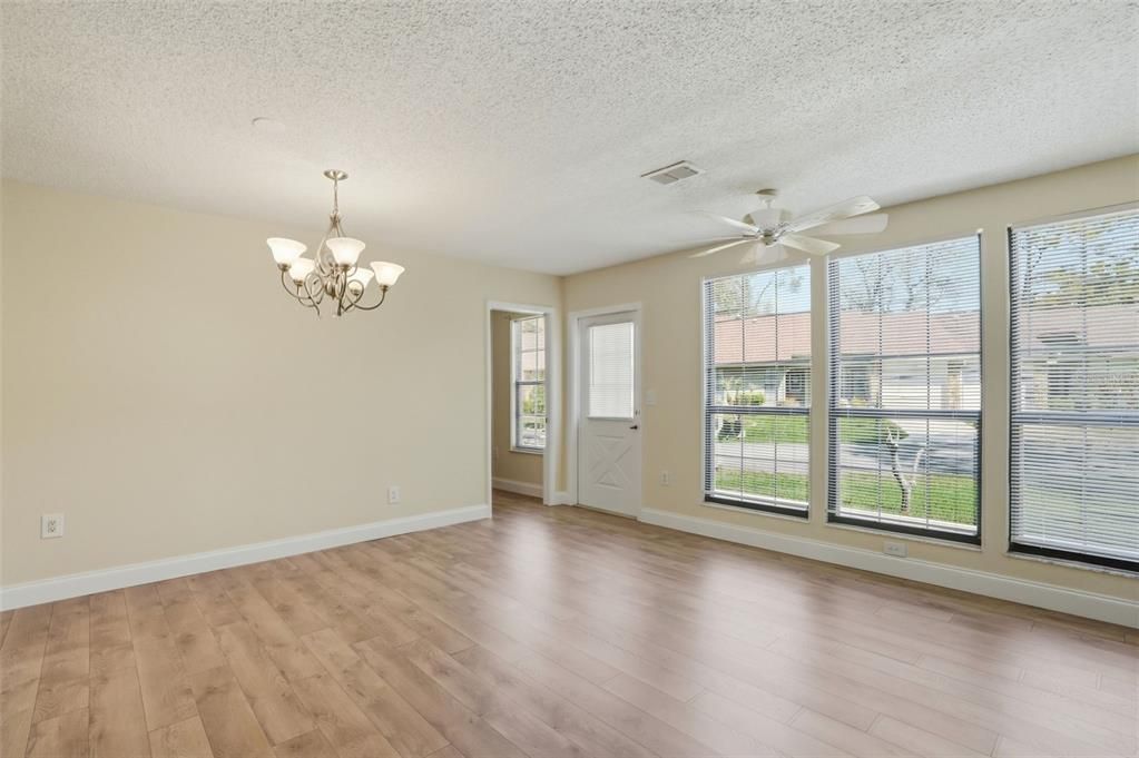 待售: $239,000 (2 贝兹, 2 浴室, 1054 平方英尺)