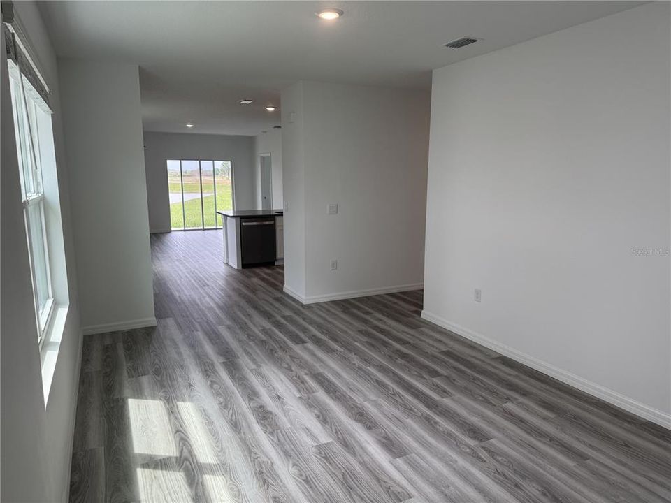 Activo con contrato: $2,350 (3 camas, 2 baños, 1560 Pies cuadrados)