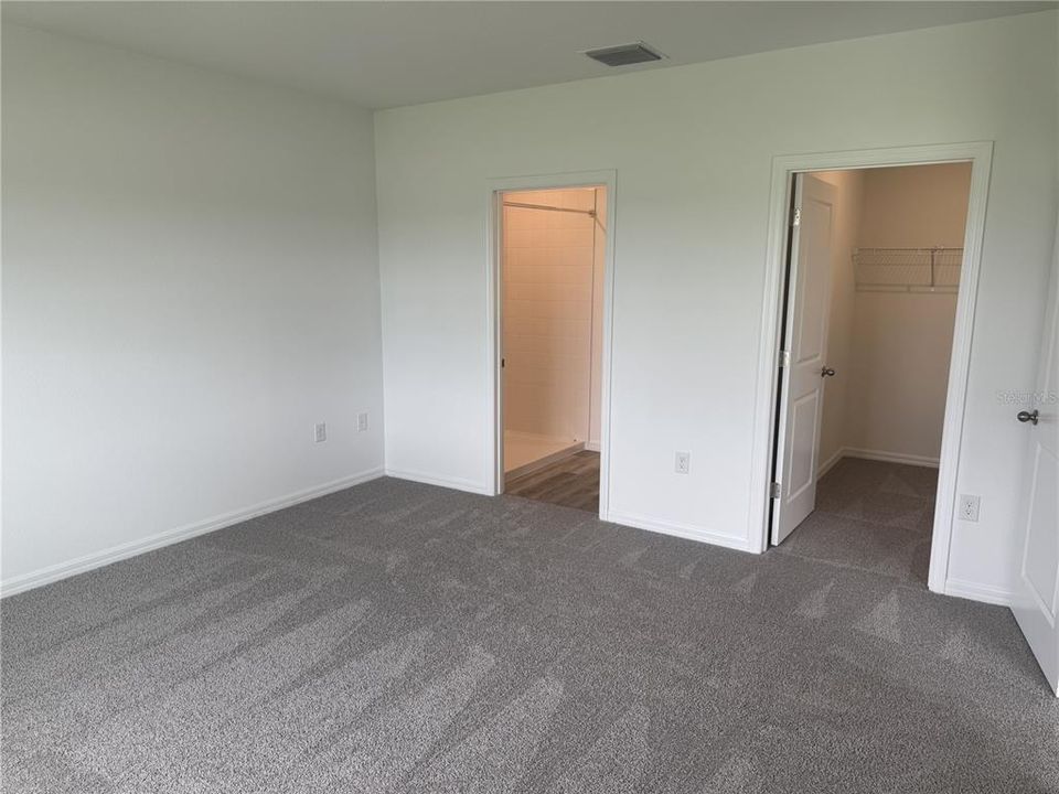 Activo con contrato: $2,350 (3 camas, 2 baños, 1560 Pies cuadrados)
