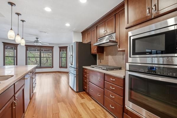 For Sale: $994,500 (3 beds, 2 baths, 1914 Square Feet)