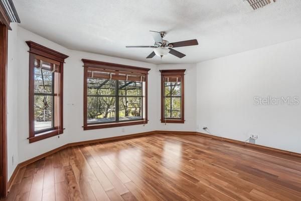 For Sale: $994,500 (3 beds, 2 baths, 1914 Square Feet)