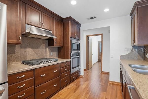 For Sale: $994,500 (3 beds, 2 baths, 1914 Square Feet)