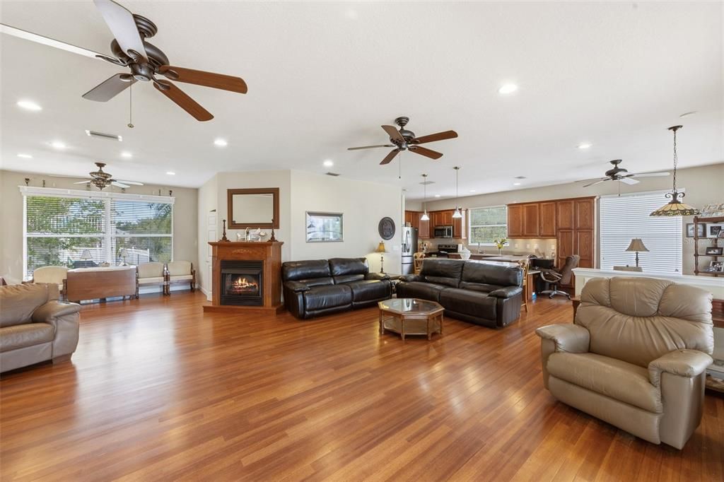En Venta: $799,900 (3 camas, 3 baños, 2235 Pies cuadrados)