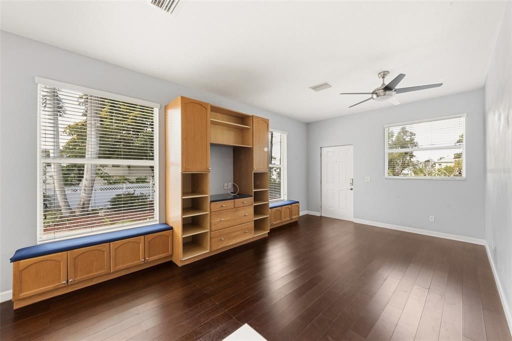 En Venta: $799,900 (3 camas, 3 baños, 2235 Pies cuadrados)