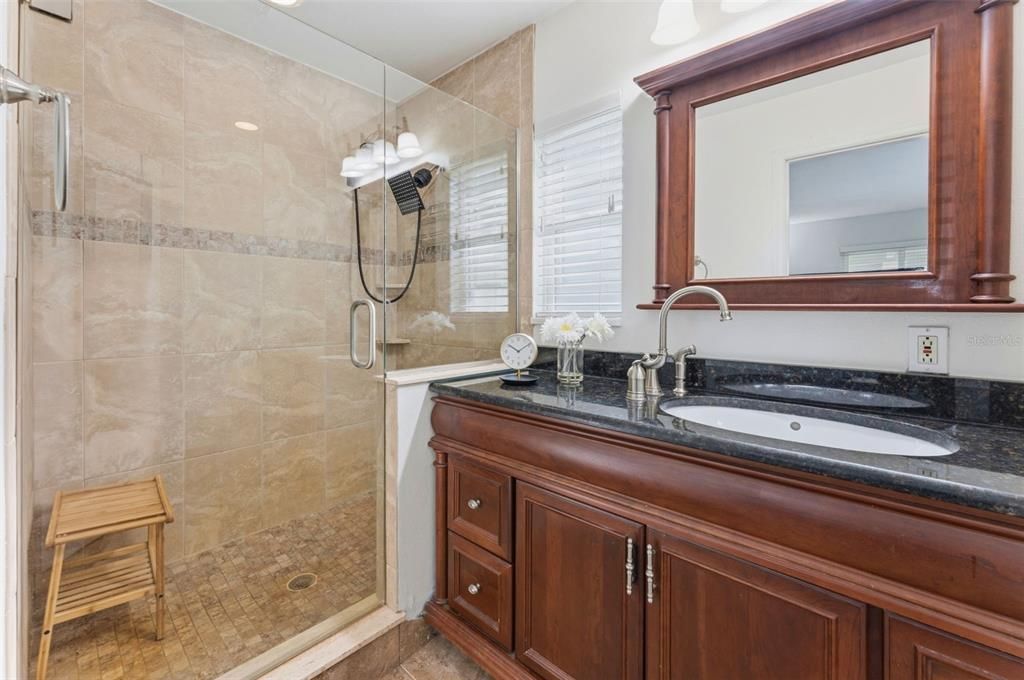 Activo con contrato: $400,000 (3 camas, 2 baños, 1307 Pies cuadrados)