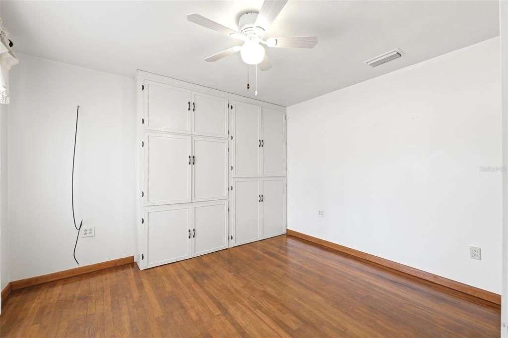 合同活跃: $189,900 (2 贝兹, 1 浴室, 936 平方英尺)