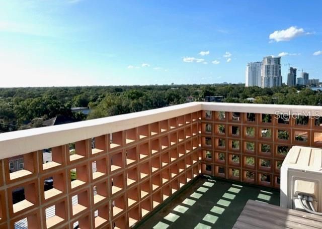 Active With Contract: $1,895 (1 beds, 1 baths, 656 Square Feet)